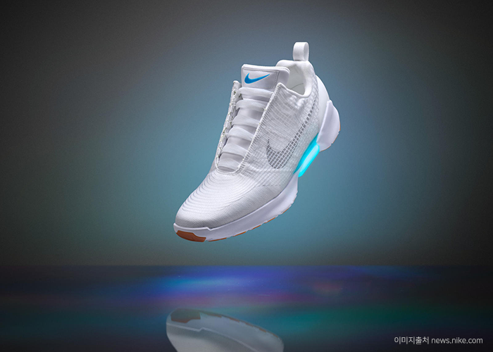 신발 끈을 자동으로 묶어주는 ‘나이키의 운동화(HyperAdapt 1.0)’