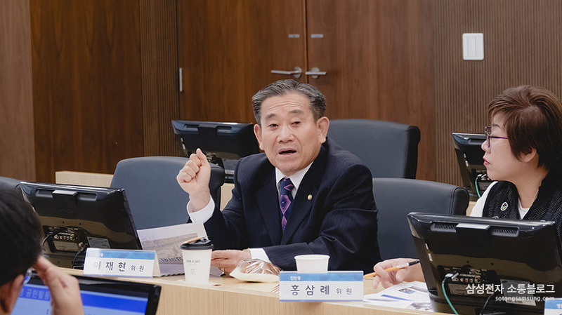 회의중 발언하는 이재현 위원