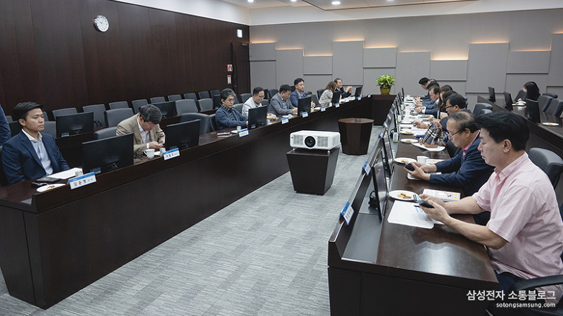회의중인 소통협의회 위원들