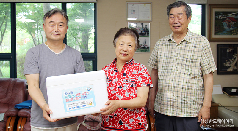 삼성전자·화성 소통협의회 김상우 대표위원이 '여름 김장축제'에서 만들어진 김치를 화성시 반월동 경로당에 전달하는 모습