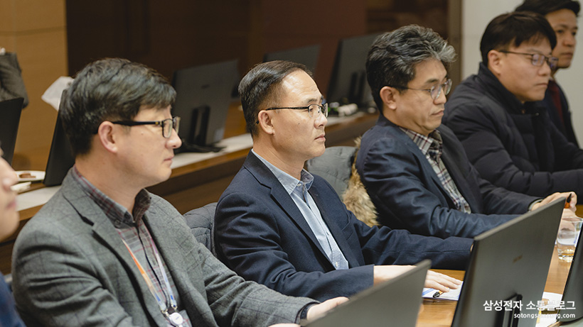 소통협의회 회의 영상을 경청하는 위원들