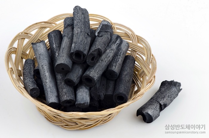 라탄 바구니에 담긴 숯
