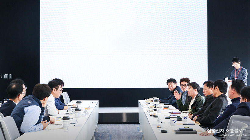 회의에서 의견을 개진하는 박진수 위원을 비롯한 다른 위원들