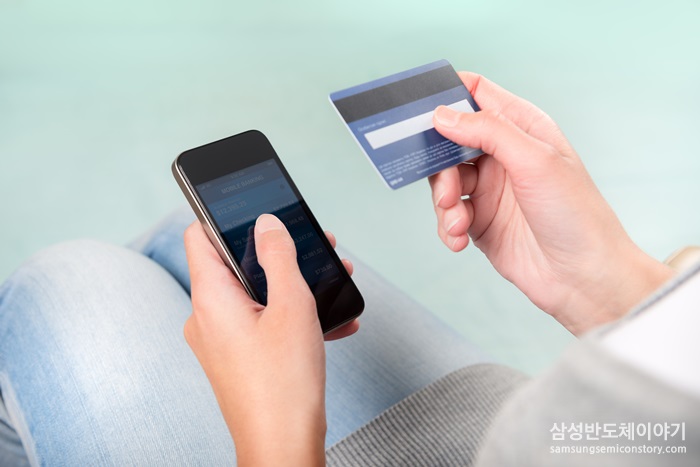 스마트폰으로 카드 결제를 진행하는 사용자