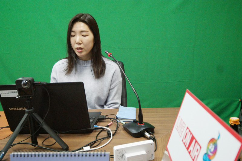 ▲ 4월 23일 삼성전자 기흥캠퍼스 사무동에서 진행된 'Foundry 온라인 아카데미' 현장
이날 임직원 강사로 나선 삼성전자 Foundry사업부 영업기획그룹 윤호정 님