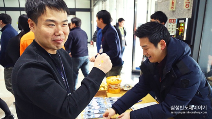 민속놀이 한마당에 참가한 직원의 모습