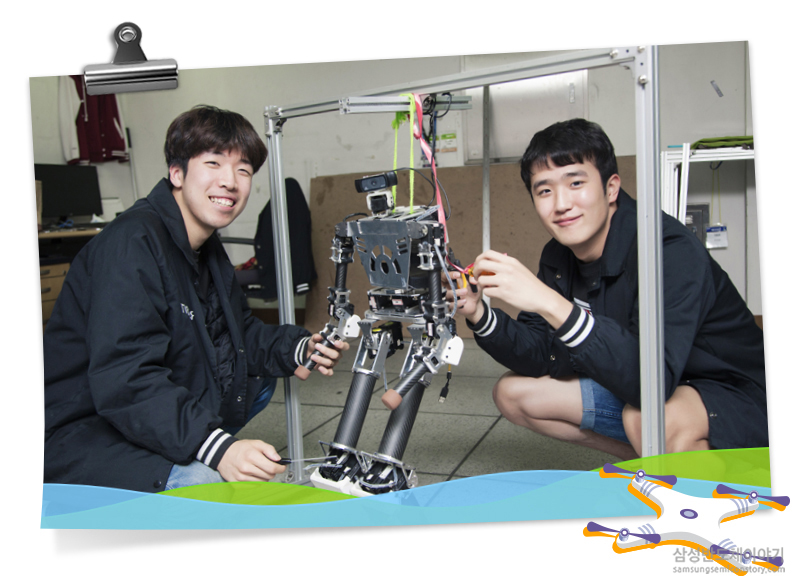 휴머노이드 로봇에 문제점이 없는지 확인하고 있는 로빛 단원들