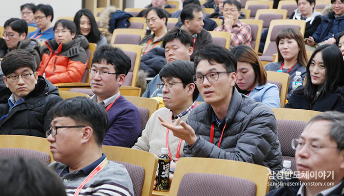 ▲ 강의 중 궁금한 점에 대해 질문하는 삼성전자 임직원