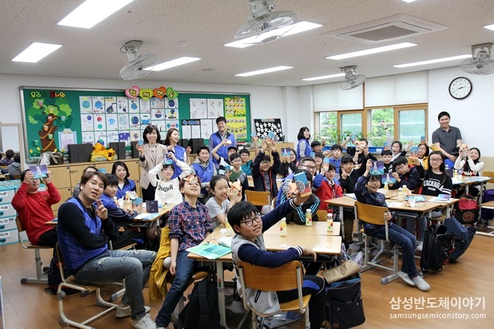 수업을 받던 중 질문하려고 손드는 아이들
