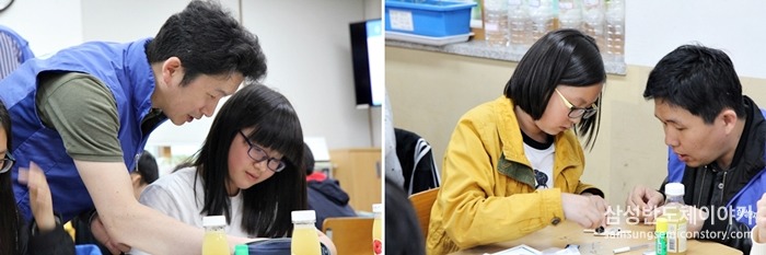 학생들의 회로 기판 조립을 도와주는 삼성전자 임직원 일일 선생님들