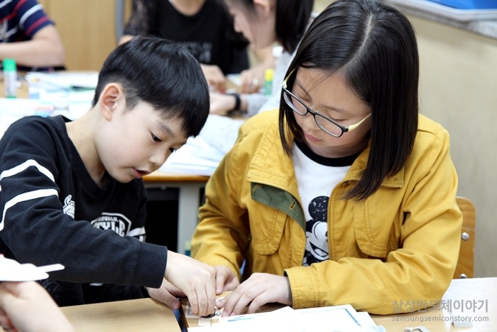임직원의 도움 없이 학생들끼리 의논해 문제를 해결하는 친구들