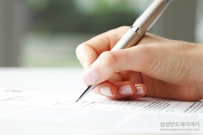 펜글씨 쓰는 여자의 손