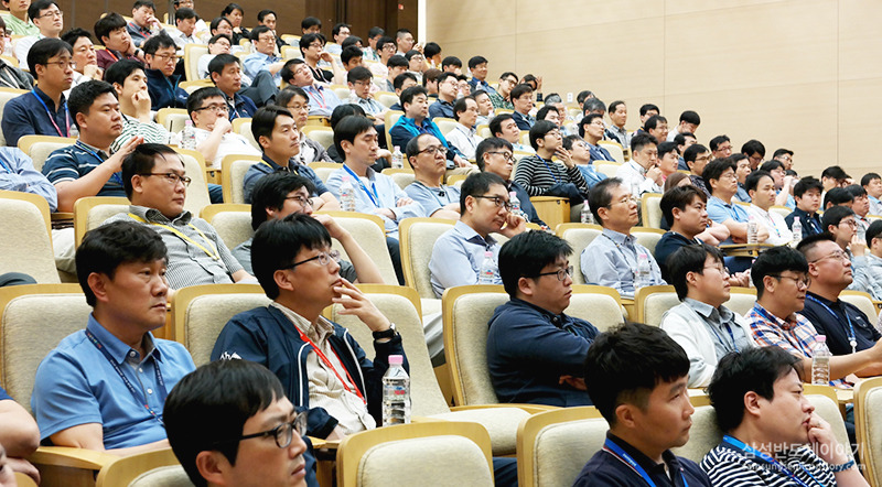 이상지질혈증에 대한 강의를 들는 임직원들
