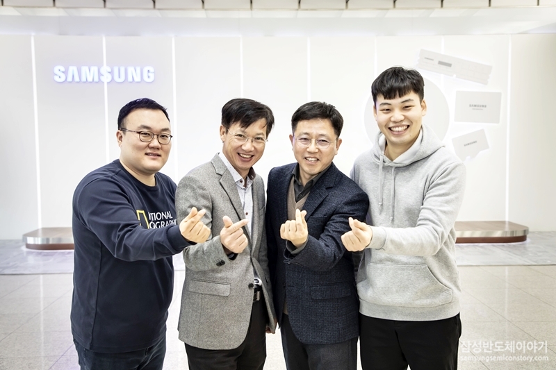 ▲ (왼쪽부터) 파인텍 최창훈 사원, 삼성전자 DS부문 상생협력센터 김창한 전무, 파인텍 이경근 상무, 정태관 사원