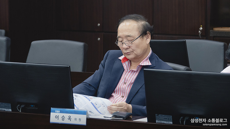 회의 발제중인 이승옥 소통위원