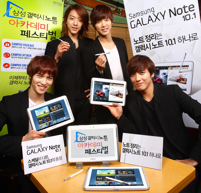  씨엔블루의 '갤럭시 노트 10.1' 활용