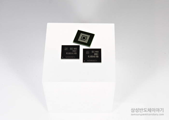 'UFS'는 국제 반도체 표준화 기구 '제덱(JEDEC)'의 최신 내장 메모리 규격인 'UFS 2.0' 인터페이스를 적용한 제품
