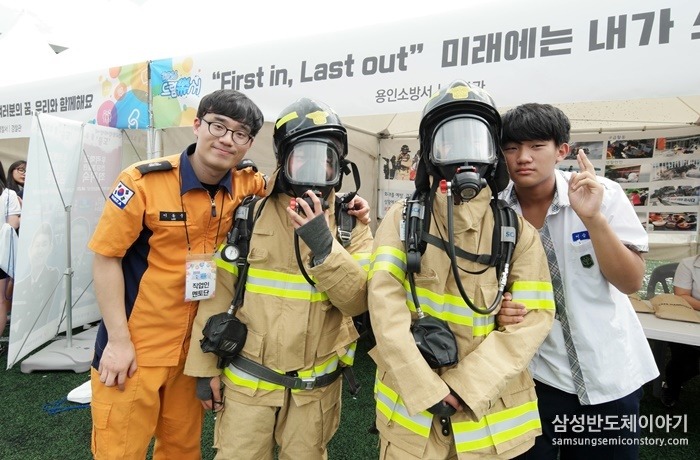 소방관 복장을 하고 사진을 찍는 학생들