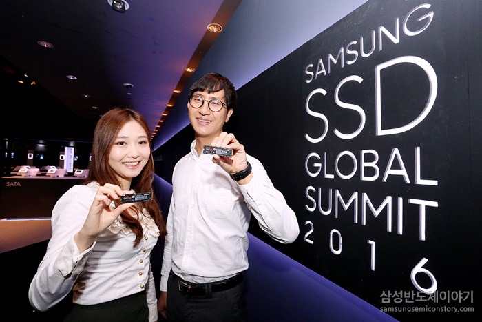 NVMe SSD 960 PRO를 들고 있는 모델들