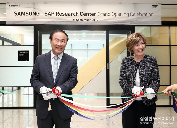테이프를 커팅하는 삼성전자 메모리사업부 전영현 사장과 SAP 아시아 태평양 지역 어데어 폭스 마틴(Adaire Fox-Martin) 회장