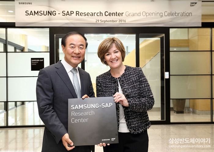 리서치 센터의 현판을 달아주는 삼성전자 메모리사업부 전영현 사장과 SAP 아시아 태평양 지역 어데어 폭스 마틴(Adaire Fox-Martin) 회장