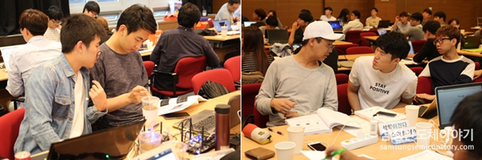 교보재를 보며 토론하는 개발자들