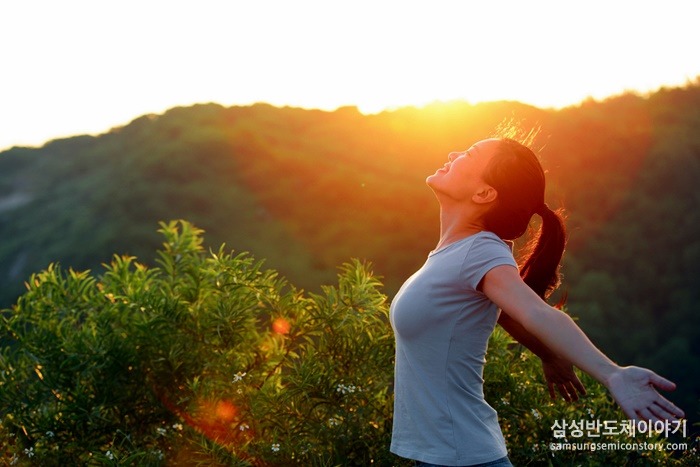 태양빛을 받으며 산책하는 여자