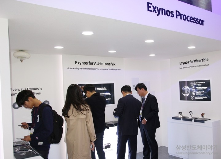엑시노스 센서를 살펴보는 관람객들