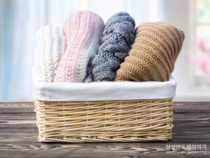 바구니에 잘 개켜진 니트