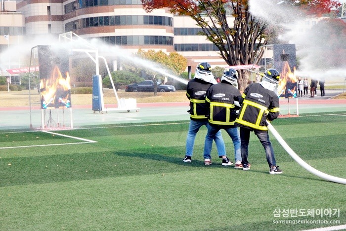 소화전 속도 방수 경기중인 참가자들