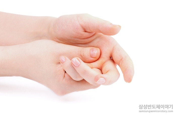 손을 주무르는 모습
