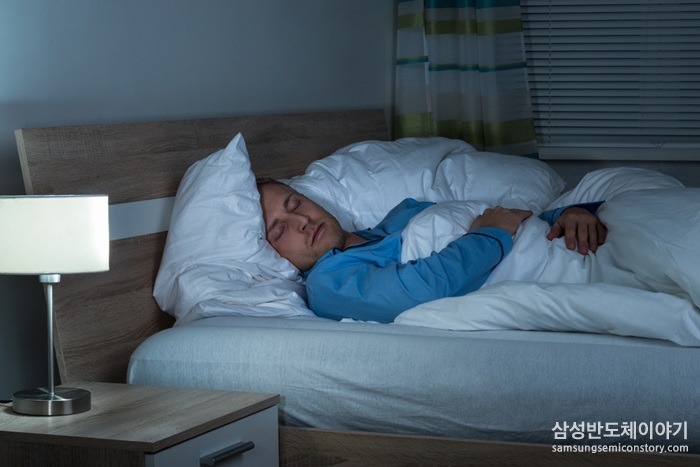 자고 있는 남자