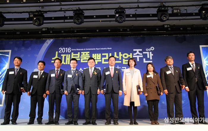 기념사진을 찍는 참가자들