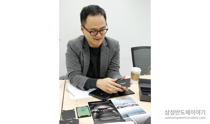 SSD 840의 오렌지 스퀘어를 가리키며