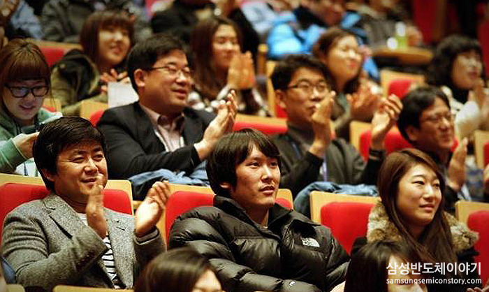 동료들의 아낌없는 박수