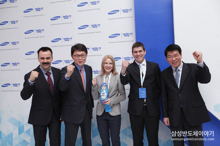 ▲왼쪽부터 삼성전자 CIS 총괄 마케팅 디렉터 세르게이 페브네브, 삼성전자 CIS 총괄 전성호 부사장, 러시아 쇼트트랙 선수 타티아나 보로둘리나, IOC 관계자 피터 가르시에 허그림, 삼성전자 스포츠 마케팅 담당 이영국 상무