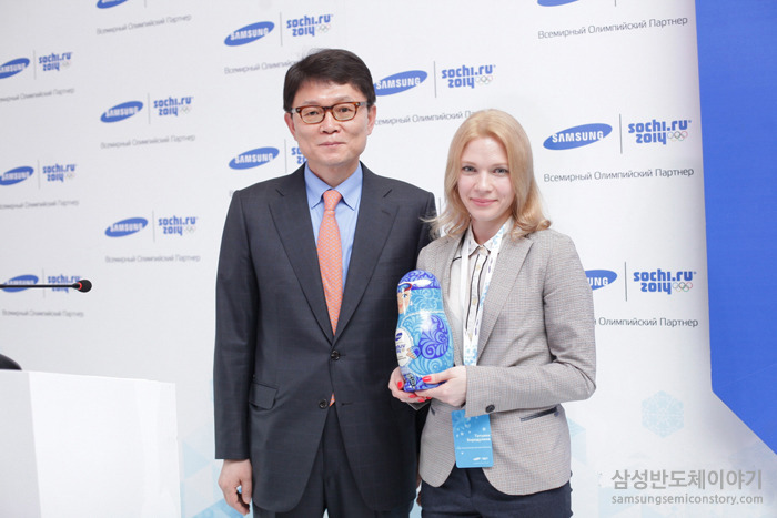 ▲소치 동계올림픽 캠페인 론칭 발표회에 참석한 삼성전자 CIS 총괄 전성호 부사장과 러시아 쇼트트랙 선수 타티아나 보로둘리나