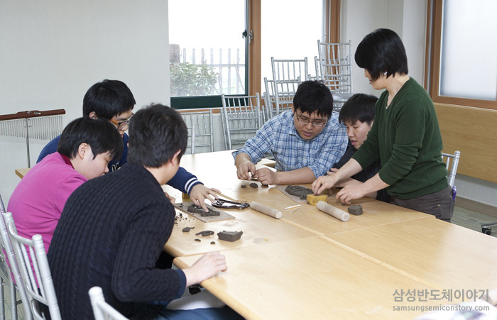 장애아동들과 신나는 흙장난을 벌인 ‘Peace People’ 봉사팀의 현장
