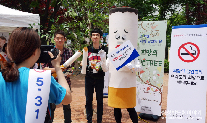 귀여운 캐릭터와 금연 의지를 담은 사진을 폴라로이드로 촬영