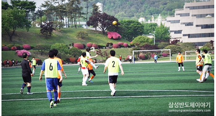 남사원들의 축구 경기가 시작되었습니다