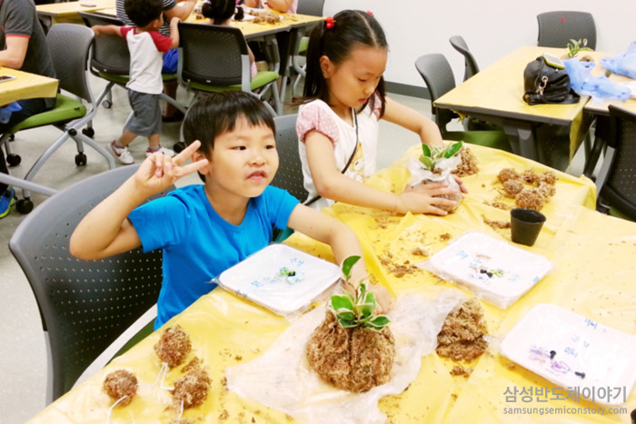 엄마 아빠와 함께 모인 귀여운 임직원 자녀들