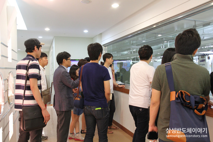 반도체가 생산되는 현장을 관람