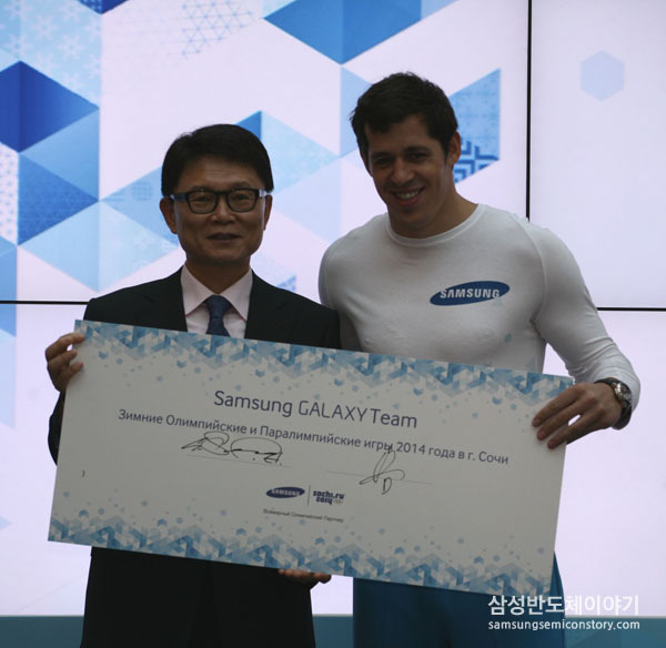 ▲ 삼성전자 CIS총괄 전성호 부사장(왼쪽)과 세계적 아이스하키 스타 에브게니 말킨