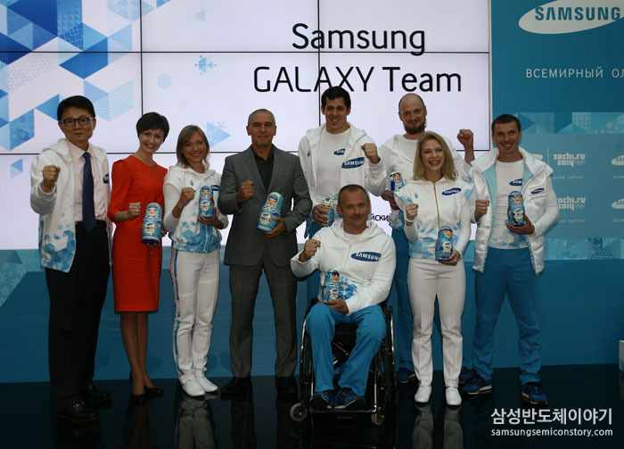 ▲ 사진 왼쪽부터 삼성전자 삼성전자 CIS총괄 전성호 부사장, 러시아 올림픽 위원회 부위원장 아나스타샤 다비도바, 삼성 갤럭시 팀 러시아 선수 류드밀라 프리피프코바, 소치 동계올림픽 조직위원회 부위원장 이고르 스톨리아로브,(이하 삼성 갤럭시 팀 러시아 선수) 에브게니 말킨, 세라핌 피칼로브, 타티아나 보로둘리나, 에브게니 유스트유고프,세르게이 실로브(아래)