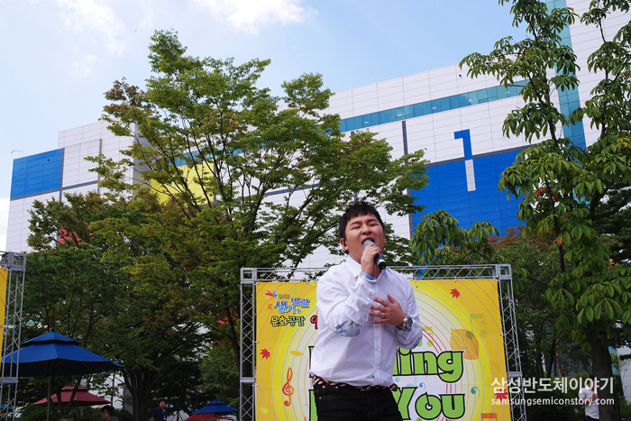 그 동안의 히트곡을 열창