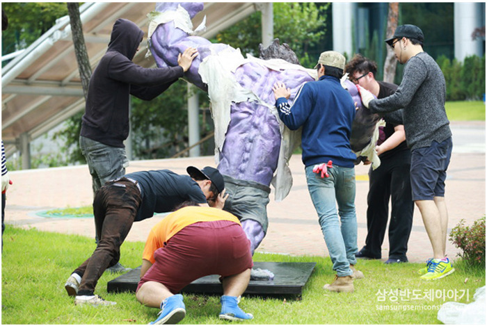 작품이 손상되지 않도록 옮기고 조정하는 힘든 작업