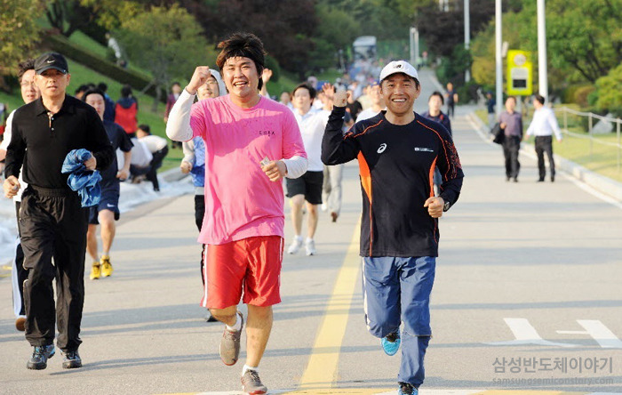 어느덧 도착 지점에 하나 둘 씩 다다르기 시작하는 임직원들