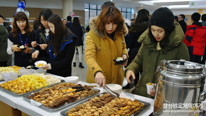 대회장 옆에 마련된 맛있는 다과