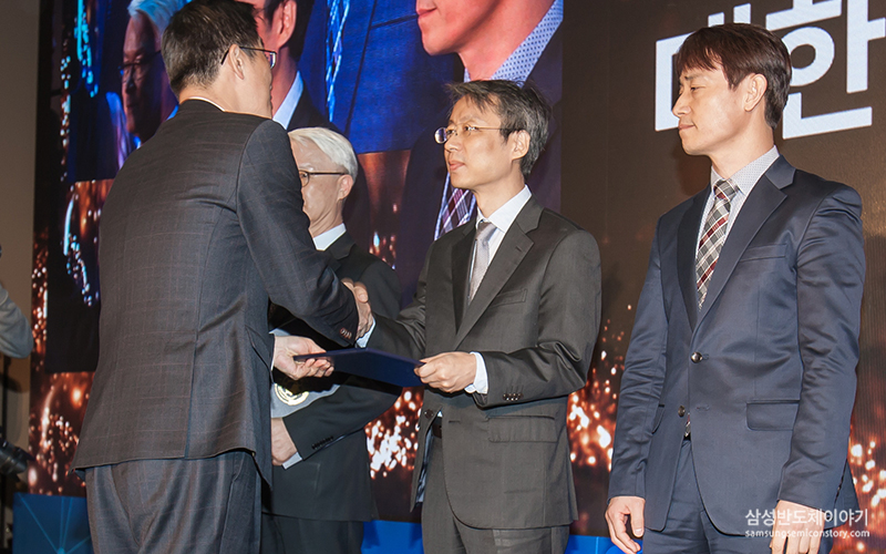 ▲ 산업통상자원부 박건수 산업정책실장으로부터 대한민국 기술대상 대통령상을 수여받는
삼성전자 DS부문 메모리사업부장 진교영 사장