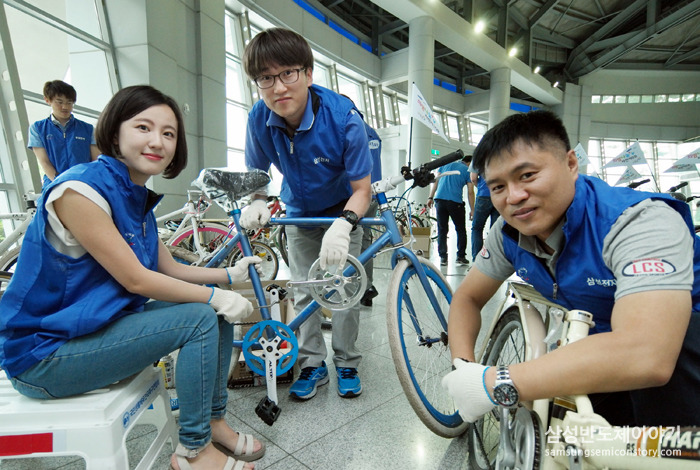 자전거를 정비하는 삼성전자 자전거동호회 ‘SBT’(Samsung Bike Team) 회원들